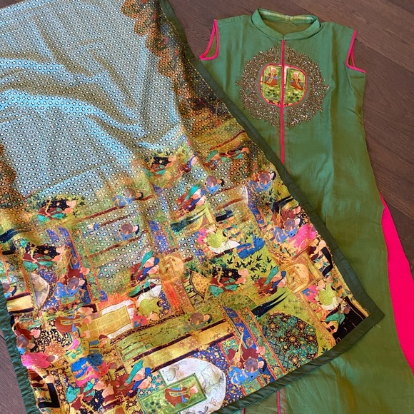 Indian dress. - Picture 2 of 8